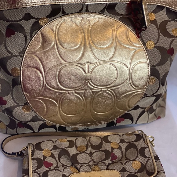 π π Host Pick ππ COACH LAURA SIGNATURE SECRET ADMIRER TOTE and WRISTLET - Picture 15 of 16